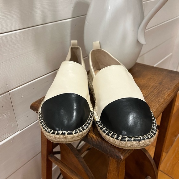 À MTL size 8W they fit more like a nine. Cute but too big for me. - Picture 4 of 7